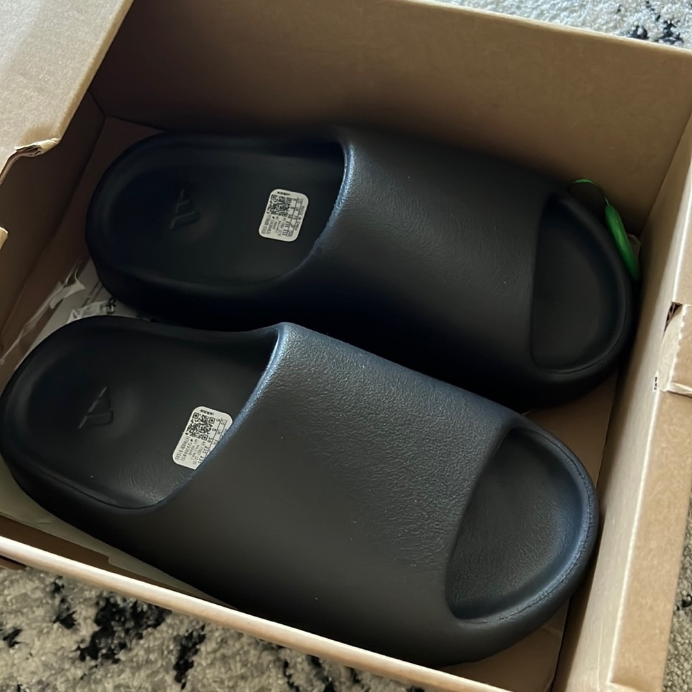 COPY - YEEZY SLIDES🖤